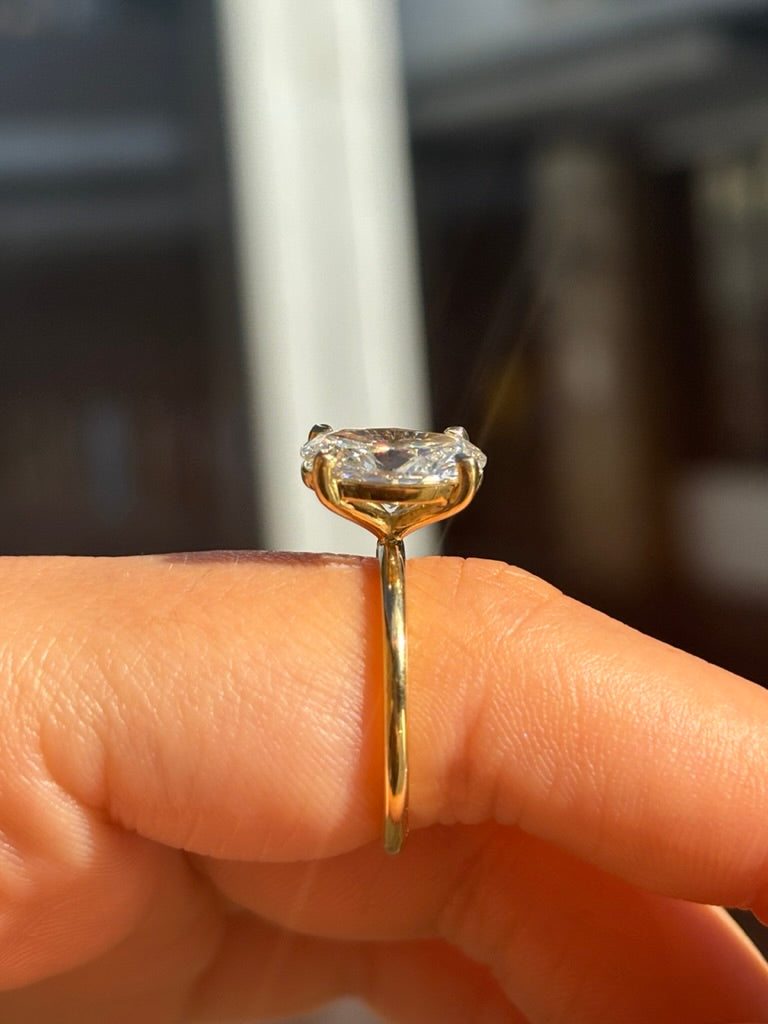 Rachel – " 2.8ct " Oval Solitaire in 18k Gold with 4 Claw Setting and Plain Band - Prime & Pure