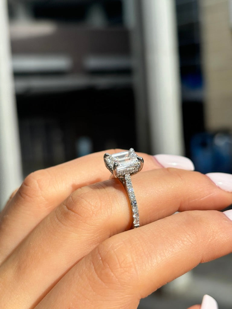 Reya – " 2.5ct " Emerald Solitaire in 18k Gold with Hidden Halo and Pavé (Ready) - Prime & Pure