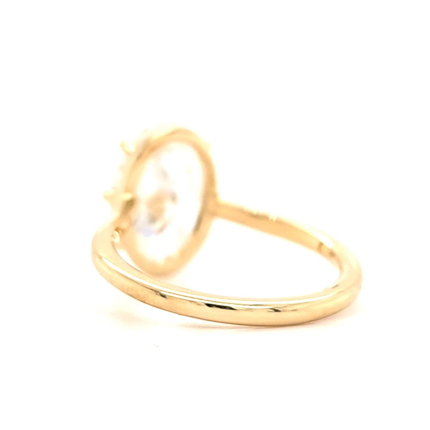 Eleanor – " 4 ct " Oval Cut Solitaire in 18k with 6 Claw Setting (Ready) - Prime & Pure